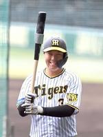 　バットを手に笑顔を見せる大山