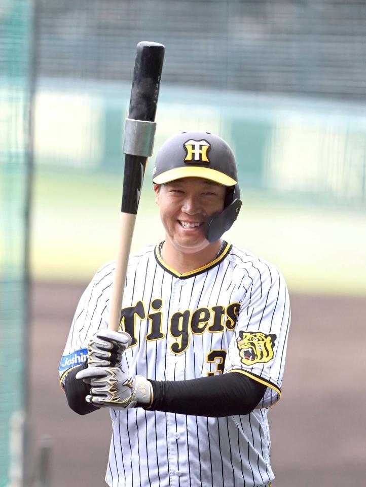 　バットを手に笑顔を見せる大山