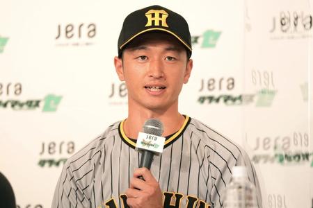 　ＣＳ開幕を前に会見で意気込みを語る近本