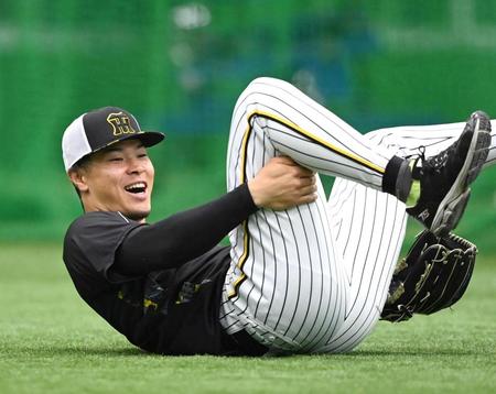 　守備練習で笑顔を見せる佐藤輝（撮影・田中太一）