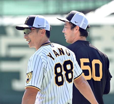 　１試合でも多く矢野監督（左）と過ごせるよう頑張ります