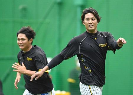 　ＣＳ初戦へ準備万端の藤浪（右）と西純