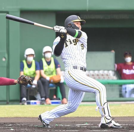 　１回、先制ソロを放つ高山（撮影・高部洋祐）