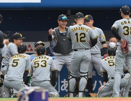 　試合前の円陣を盛り上げる栄枝（撮影・堀内翔）