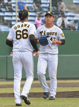 　３回途中、小川（左）にマウンドを譲る桐敷（撮影・高部洋祐）