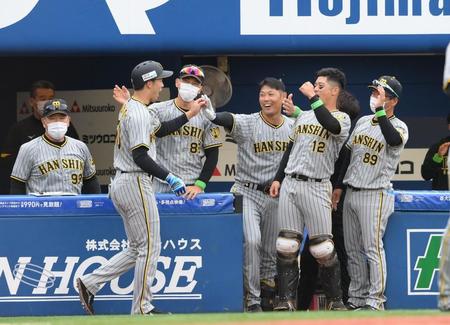 　５回、生還した青柳（左端）を迎える矢野監督ら阪神ナイン（撮影・堀内翔）