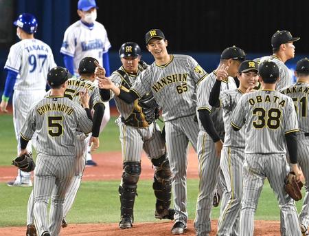 　最後を締め、笑顔でタッチを交わすを湯浅、梅野ら（撮影・飯室逸平）