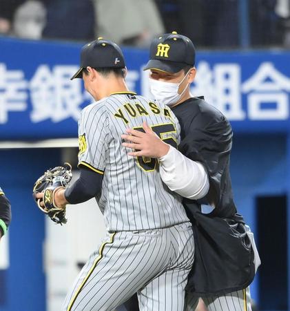 　試合後、岩崎に祝福される湯浅（撮影・堀内翔）