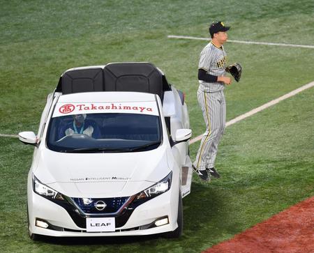 　８回途中に登板し、リリーフカーからジャンプする湯浅（撮影・西岡正）