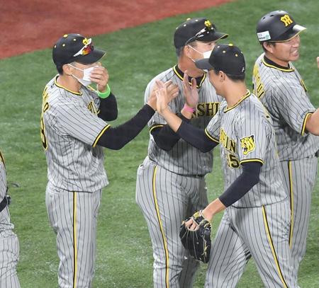 　初戦に勝利し、湯浅（右）を迎える矢野監督（撮影・西岡正）