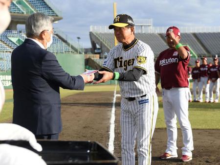 　賞金を受け取る平田２軍監督（Ｃ）ＮＰＢ／ＢＢＭ２０２２