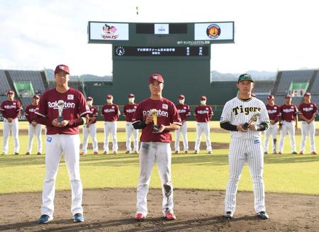 　最優秀選手の渡辺佳（中央）、優秀選手の松井友（左）と高山（Ｃ）ＮＰＢ／ＢＢＭ２０２２