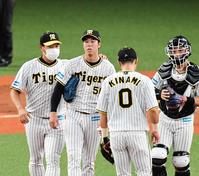 　５回３失点で降板。試合後、感情的になった僕を福原コーチ（左）が叱ってくれました＝８月２３日