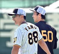 　１試合でも多く矢野監督（左）と過ごせるよう頑張ります