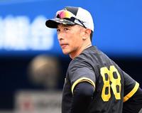 　練習を見る矢野監督（撮影・田中太一）