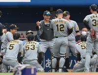 　試合前の円陣を盛り上げる栄枝（撮影・堀内翔）