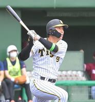 　１回、先制ソロを放つ高山（撮影・高部洋祐）