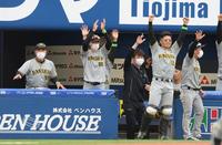 　５回、先制して喜ぶ矢野監督ら阪神ナイン（撮影・堀内翔）