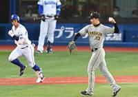 　８回、桑原を打ちとるも一塁へ悪送球する岩崎（撮影・飯室逸平）