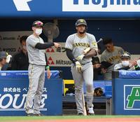 　５回、代打・マルテを告げる矢野監督（撮影・堀内翔）