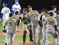 　最後を締め、笑顔でタッチを交わすを湯浅、梅野ら（撮影・飯室逸平）