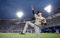 　９回のマウンドへ備え、キャッチボールをする湯浅（撮影・田中太一）