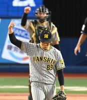 　勝利の瞬間、ガッツポーズする湯浅（撮影・飯室逸平）