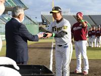 　賞金を受け取る平田２軍監督（Ｃ）ＮＰＢ／ＢＢＭ２０２２