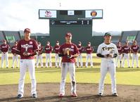 　最優秀選手の渡辺佳（中央）、優秀選手の松井友（左）と高山（Ｃ）ＮＰＢ／ＢＢＭ２０２２