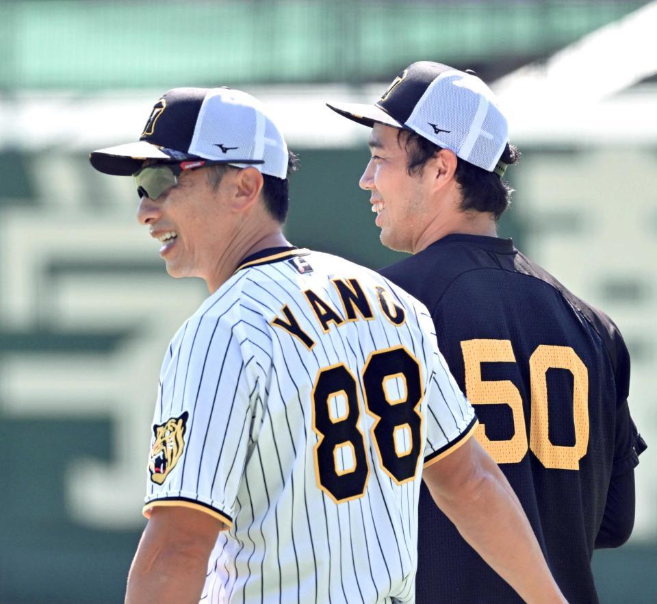 　１試合でも多く矢野監督（左）と過ごせるよう頑張ります