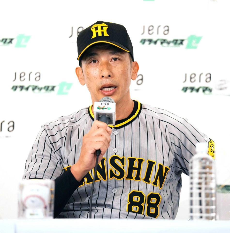 　記者会見する矢野監督