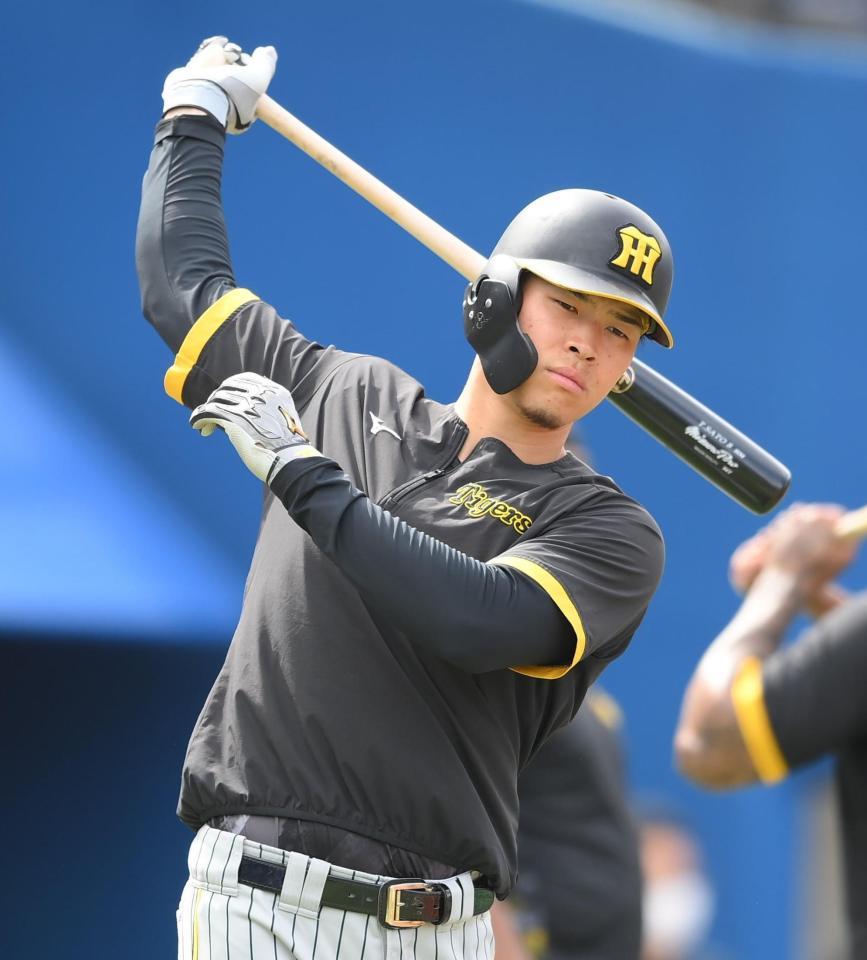 　試合前にバットを振る佐藤輝（撮影・堀内翔）