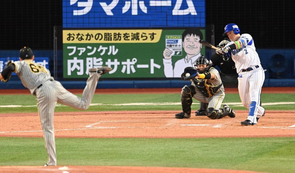 　８回、湯浅の前に空振り三振に倒れる牧（撮影・飯室逸平）