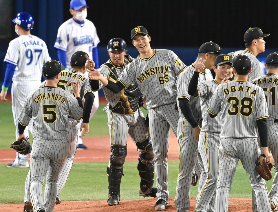 　最後を締め、笑顔でタッチを交わすを湯浅、梅野ら（撮影・飯室逸平）