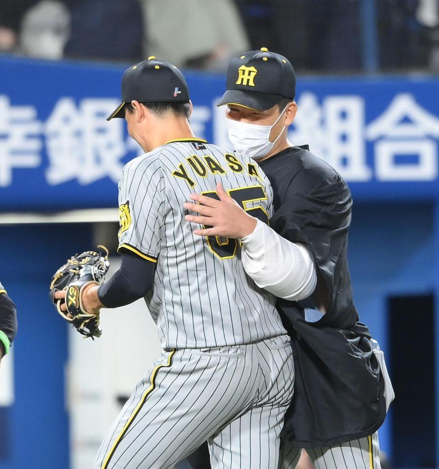 　試合後、岩崎に祝福される湯浅（撮影・堀内翔）