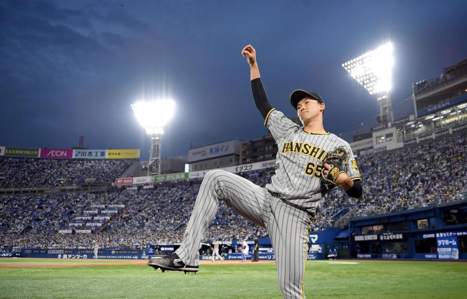 　９回のマウンドへ備え、キャッチボールをする湯浅（撮影・田中太一）