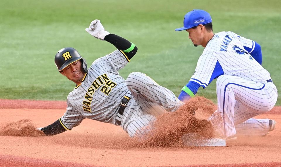 　８回、代走で二盗を決める江越（撮影・飯室逸平）