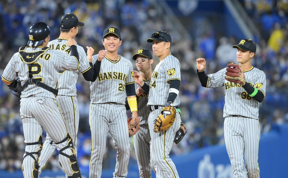 　試合後、タッチを交わす阪神ナイン（撮影・堀内翔）