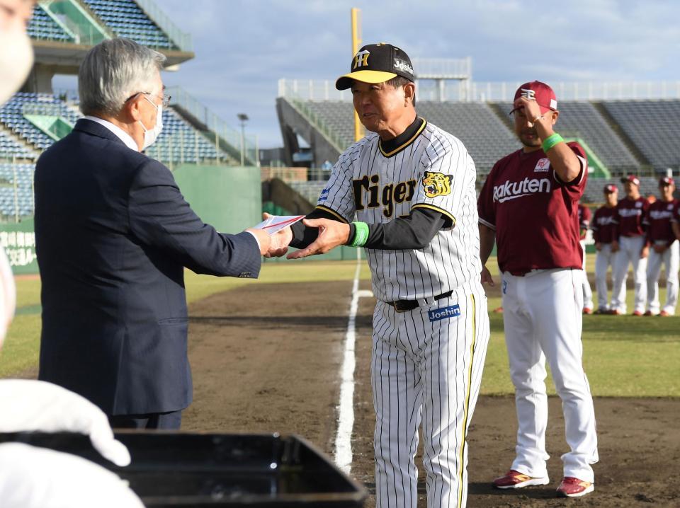 　賞金を受け取る平田２軍監督（Ｃ）ＮＰＢ／ＢＢＭ２０２２