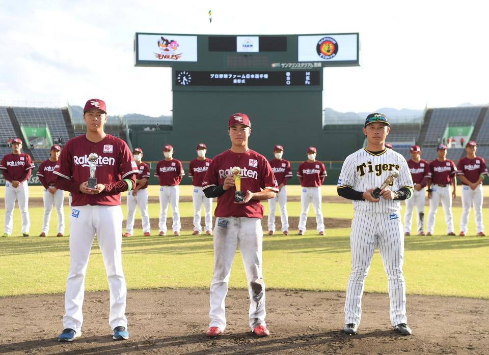 　最優秀選手の渡辺佳（中央）、優秀選手の松井友（左）と高山（Ｃ）ＮＰＢ／ＢＢＭ２０２２