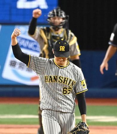 　勝利の瞬間、ガッツポーズする湯浅（撮影・飯室逸平）