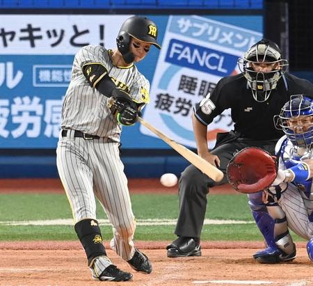 　９回、右前打を放つ中野（撮影・飯室逸平）