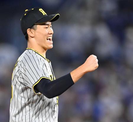 　９回、最後を締めてガッツポーズする湯浅（撮影・田中太一）