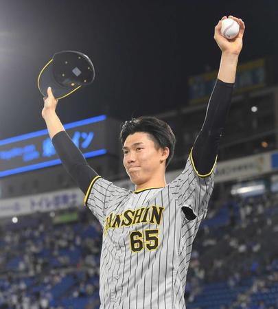 　スタンドの声援に応える湯浅（撮影・田中太一）