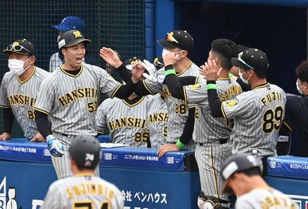 　５回、先制に沸く青柳ら阪神ナイン（撮影・飯室逸平）