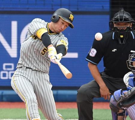 　１回、安打を放つ近本（撮影・田中太一）