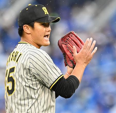 　６回、三者凡退に抑え、手を叩いて吠える西純（撮影・飯室逸平）