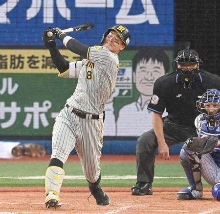 　８回、空振り三振に倒れる佐藤輝（撮影・田中太一）