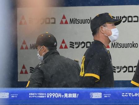 　ＤｅＮＡに敗れてベンチを後にする矢野監督（撮影・堀内翔）