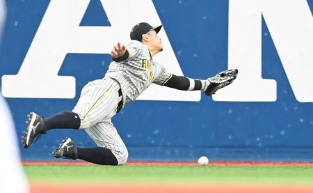 　５回、佐藤輝はソトの打球に飛び込むもキャッチならず（撮影・飯室逸平）